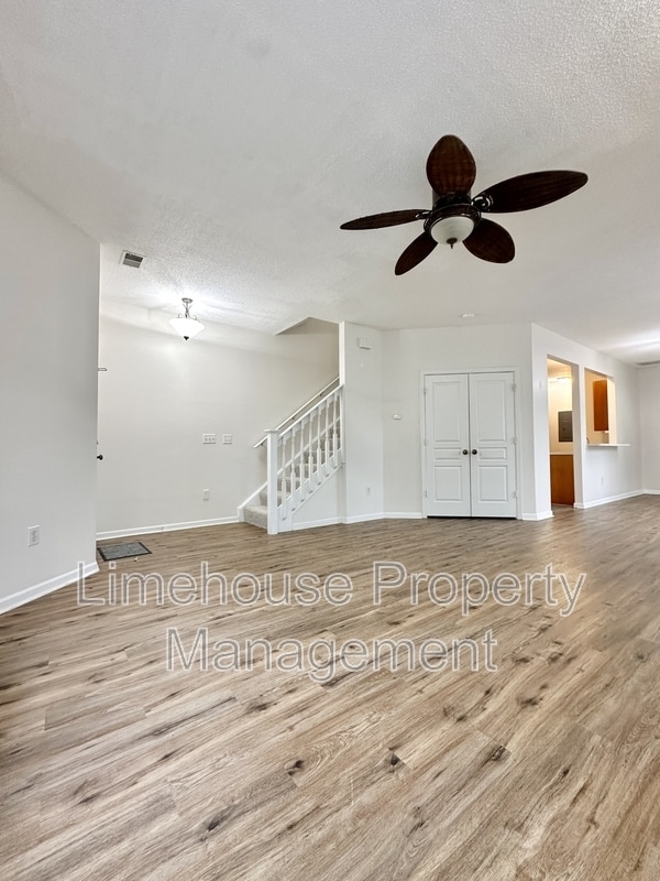 Building Photo - 5872 Ludington Dr