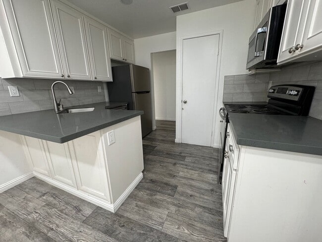 Building Photo - Recently remodeled spacious townhome with ...