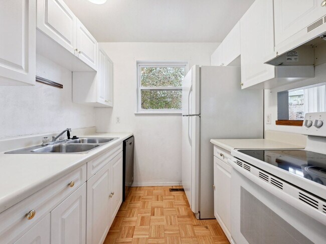 Building Photo - 6183 Devils Head Ct