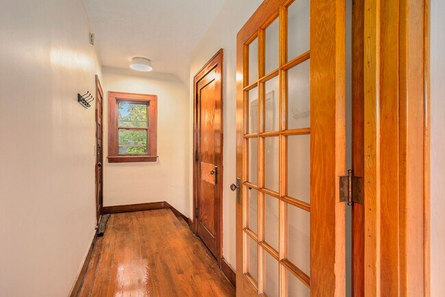 Building Photo - 956 Innes