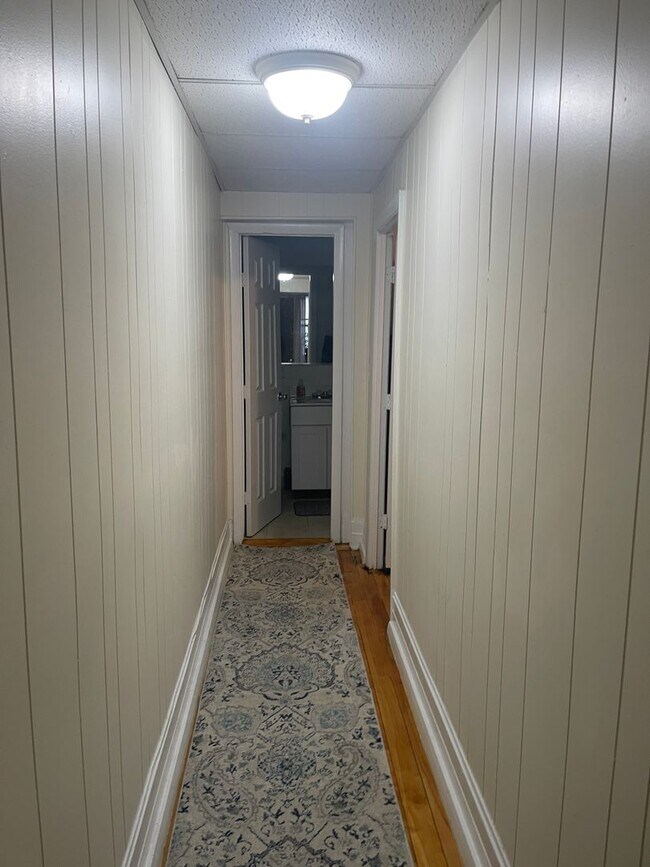 Foto del edificio - Top Floor Sunny 4 Bed Split  Heat and Hw inc No Fee Close to everything Students ok 9.1