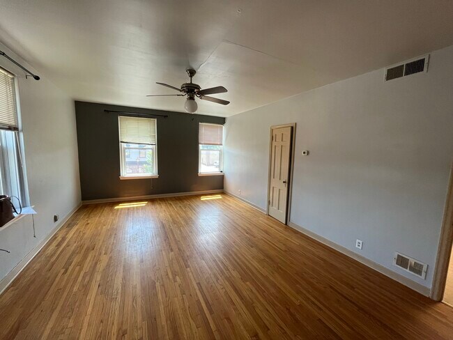 Foto del edificio - 624 N Riverfront Dr