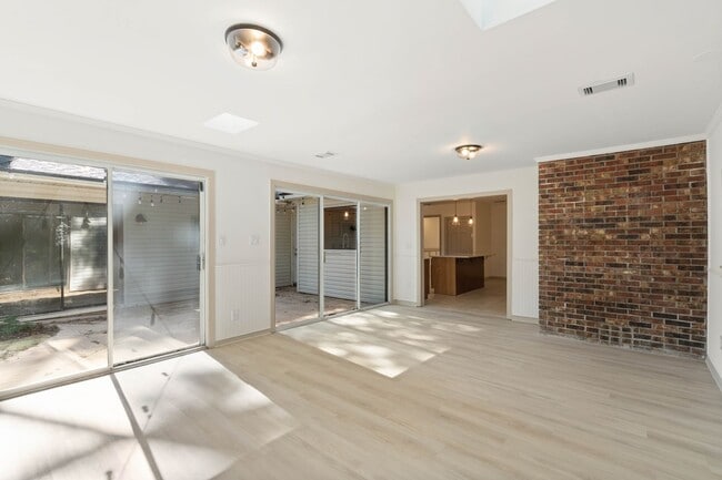 Building Photo - Lake Forest Golf Community
