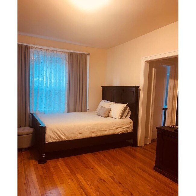 Foto del edificio - 3806 W Irving Park Rd