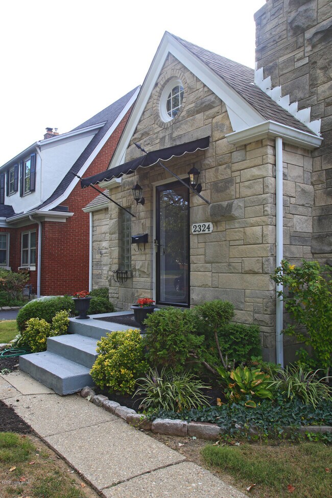 Foto del edificio - 2324 Emerson Ave