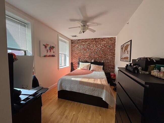 Building Photo - 454 Hanover St