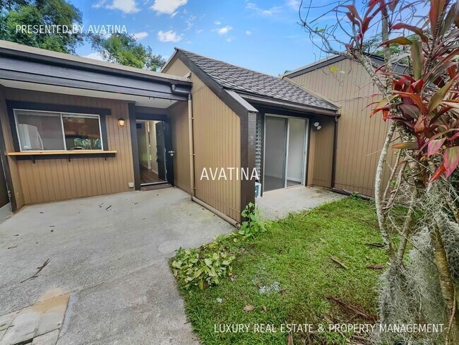 Building Photo - Video! Renovated townhouse with yard!