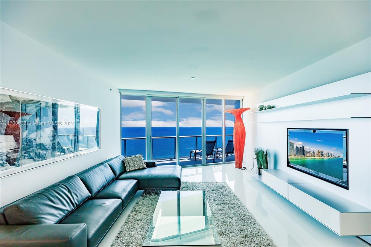 Foto principal - 17001 Collins Ave