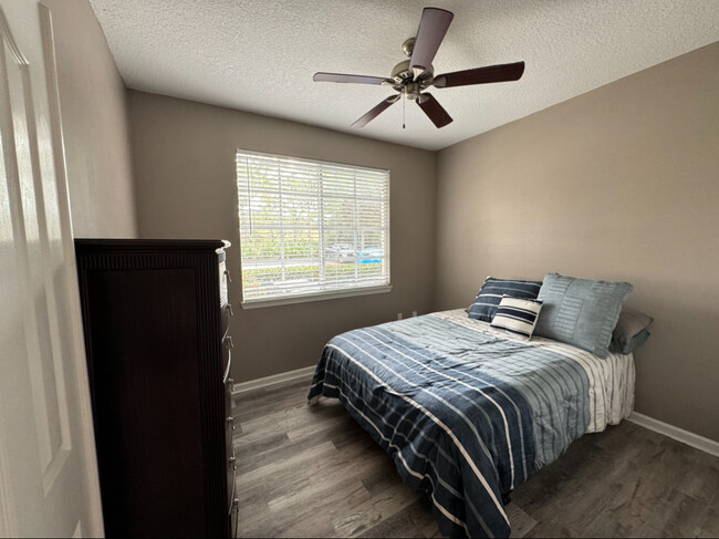 Building Photo - 3111 Myrtlewood Cir E