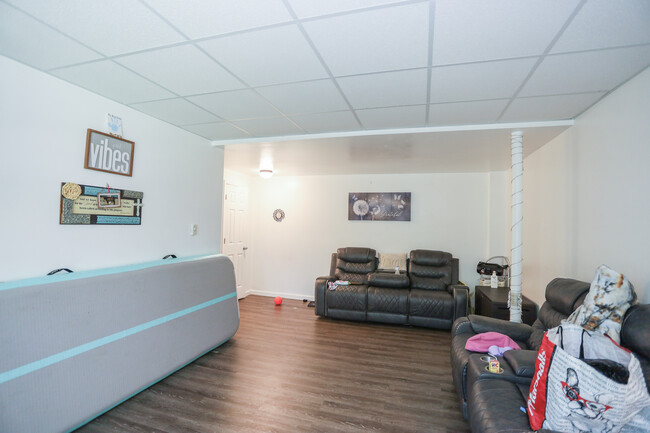 Building Photo - 542 N Carol Ln