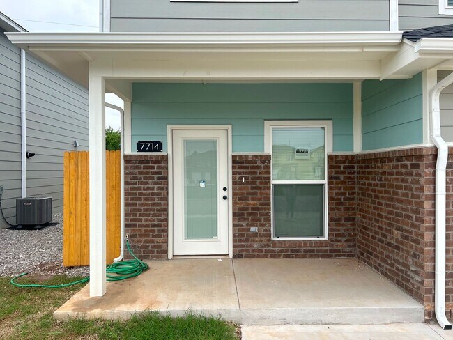 Foto del edificio - Lawn care covered - enjoy hassle-free main...