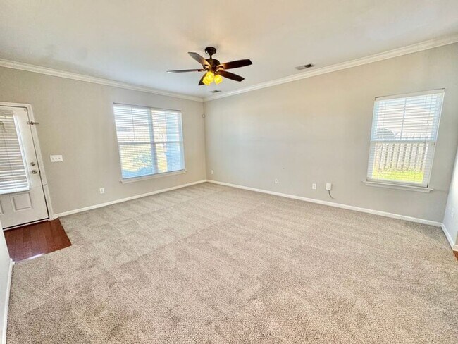 Foto del edificio - $500 off first month rent with acceptable credit and application!! Beautiful 3 bed 2.5 bath/ Scre...