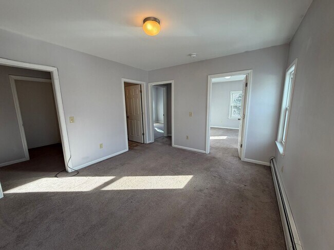 Foto del edificio - Charming, 2nd floor, 2-Bedroom Apartment, Adams, MA – pet friendly!