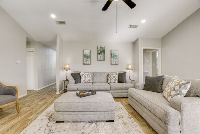 Foto del edificio - 8020 Botany Ln