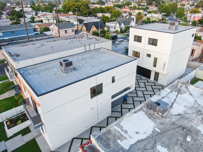 Building Photo - 2804 S Palm Grove Ave