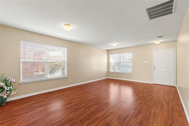 Foto del edificio - 2408 Emerald Ln