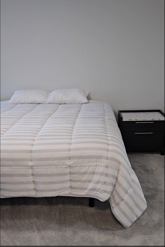 king-sized bed - 10201 Grosvenor Plz