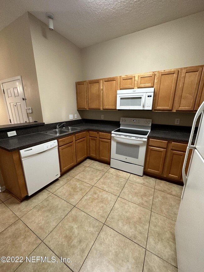 Foto del edificio - 7920 Merrill Rd
