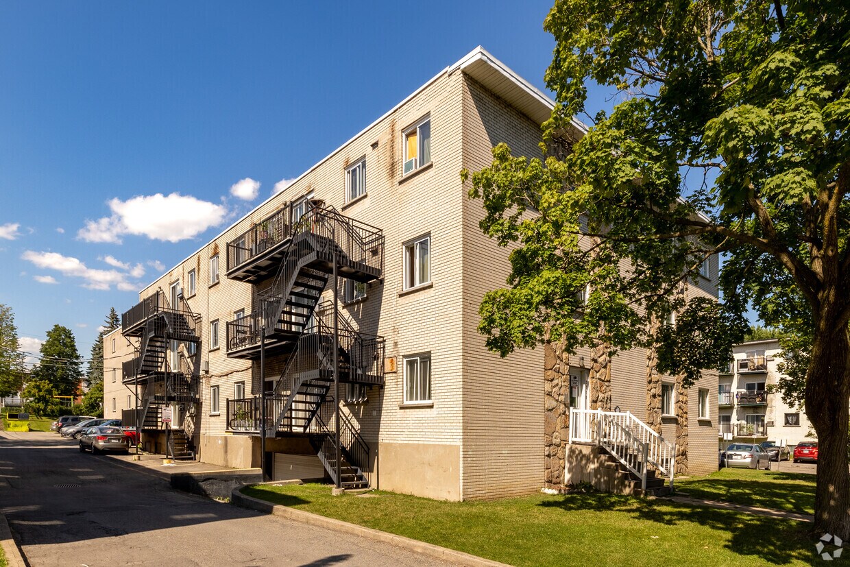 2770 LouisParé, Lachine, QC H8S 1K8 Apartments 2770 LouisParé
