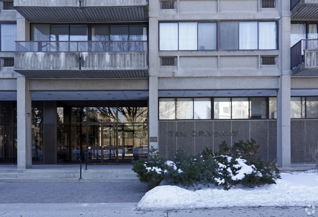 Building Photo - Ten Driveway Apartments