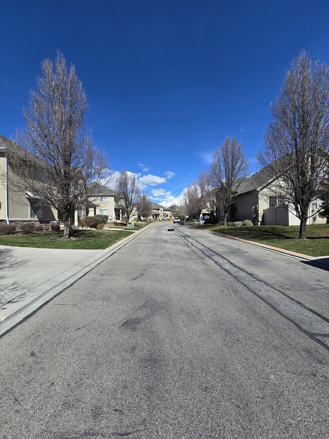 Building Photo - Centrally Located Condo with Garage!