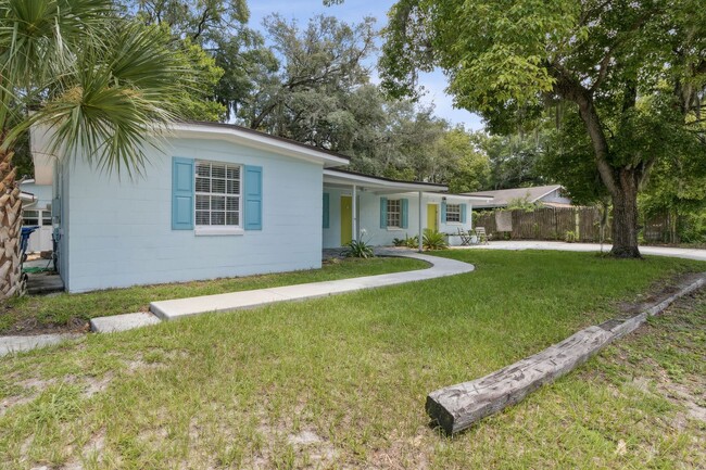 Building Photo - Small Duplex on Amelia Island