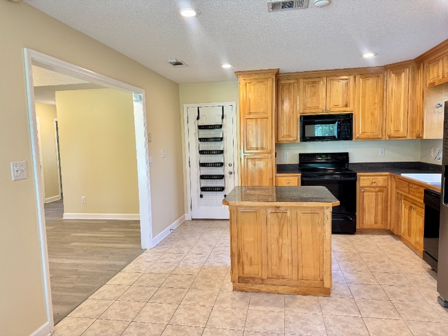 Building Photo - 3863 Heather Way