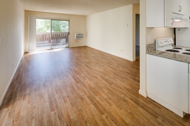 Imagen de un área de estar con pisos de tablones de estilo de madera, una puerta corrediza, y un aire acondicionado. - Casa De La Mesa