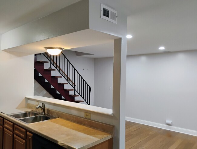 Building Photo - 1226 Cove Dr