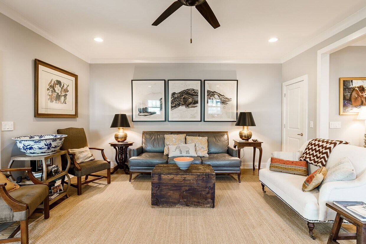Beautiful Sylvan Park Home with Screened Porch & Outdoor Stone Fireplace - Beautiful Sylvan Park Home with Screened Porch & Outdoor Stone Fireplace