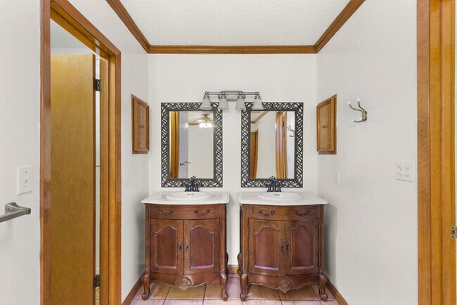 Building Photo - 6713 Cresta Bonita Dr