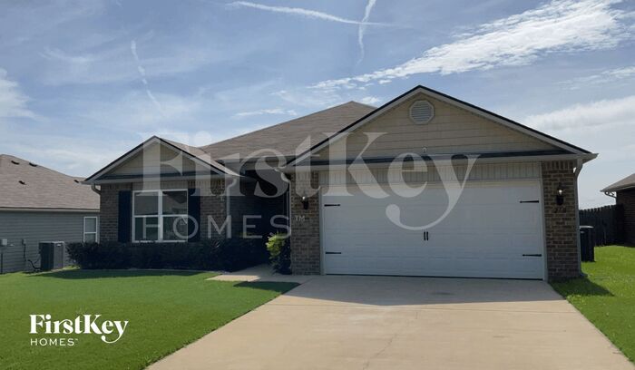 Foto principal - 240 Hillcrest Dr