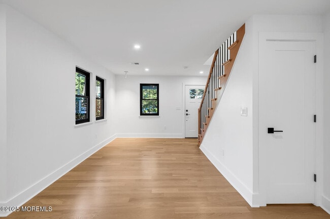 Building Photo - 514 River Rd