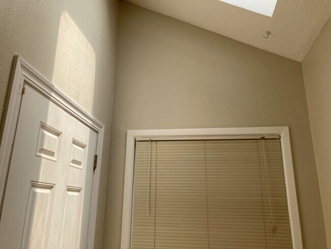 Building Photo - **$500 Off First Month's Rent** Charming H...