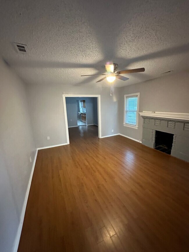 Foto del edificio - Beautiful 2 Bedroom 1 Bath DUPLEX