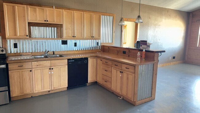 Building Photo - 3 bedroom 2 bathroom Barn dominium on 10 acres!