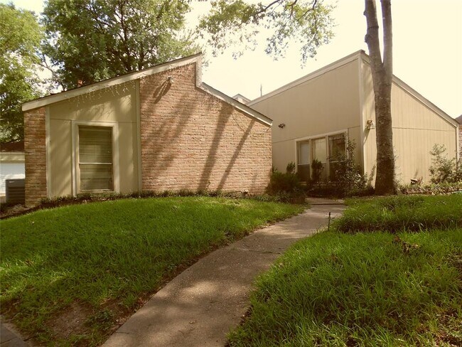 Foto del edificio - 16005 Country Club Ct