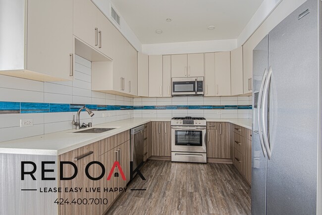Building Photo - 1 Month Free Move-in Special! Stunning and...