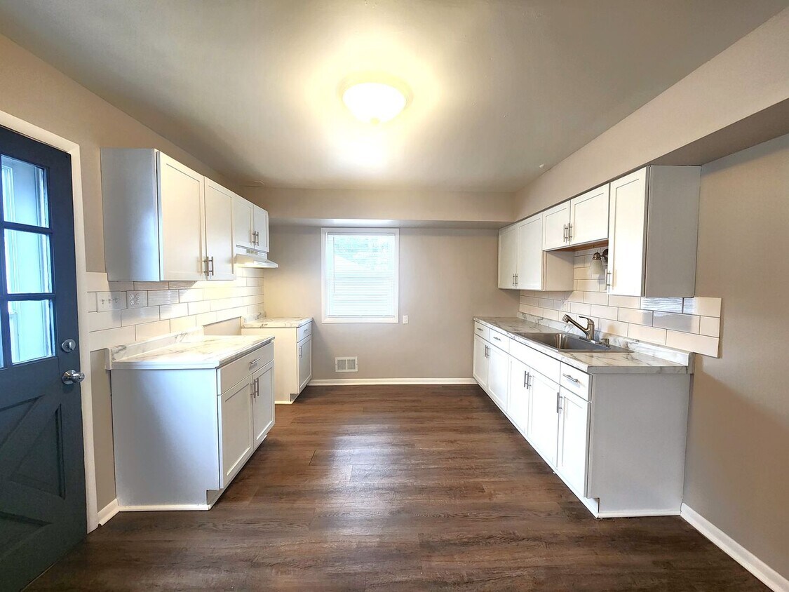 Foto principal - Spacious 4-bedroom, 2-bathroom single-family home