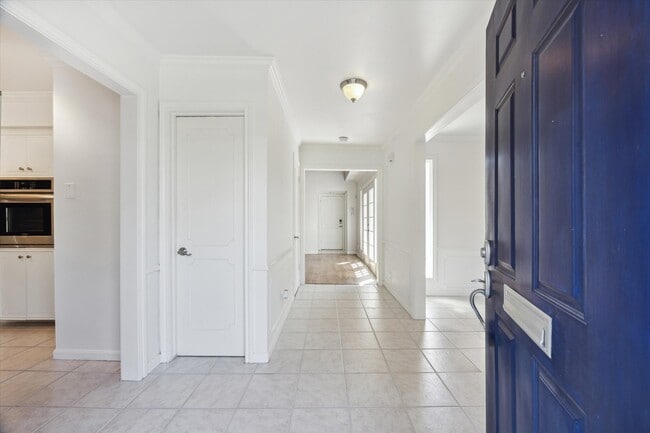 Building Photo - 1833 Saxony Ln