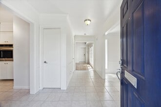 Building Photo - 1833 Saxony Ln