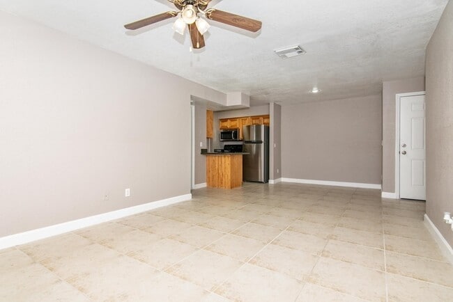 Building Photo - Ground Floor - 2 Bedroom 2 Bath w/ Fenced Back Yard - For Lease in Brandon, FL