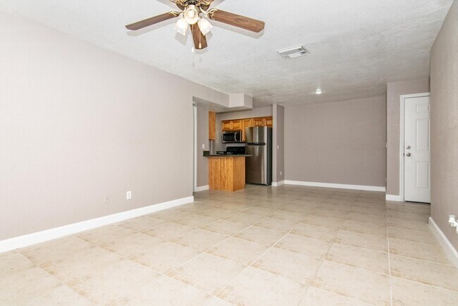 Foto del edificio - Ground Floor - 2 Bedroom 2 Bath w/ Fenced Back Yard - For Lease in Brandon, FL