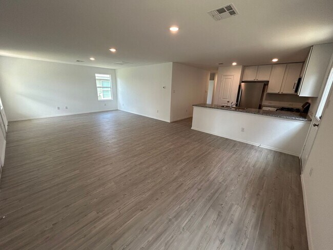 Building Photo - MUST SEE! 3 Bedroom / 2 Bath Home Near ALA...