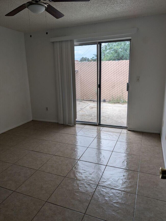 Foto del edificio - 1015 E Halcyon Rd