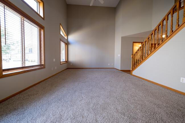Building Photo - 39 Lilac Ln