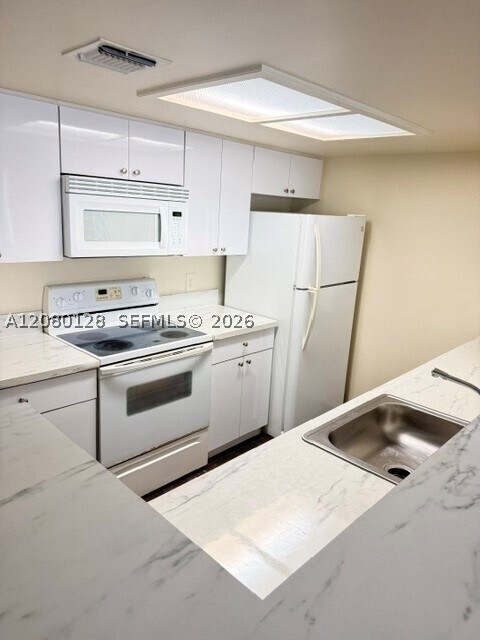 Foto del edificio - 8307 Coral Lake Ln