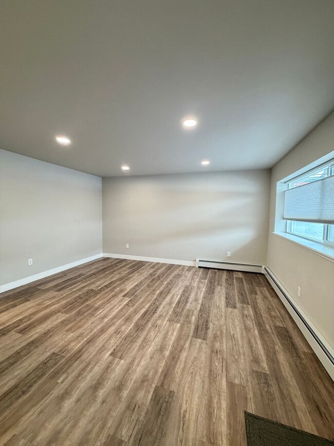 Building Photo - Downtown 2 BR, Complete Remodel!