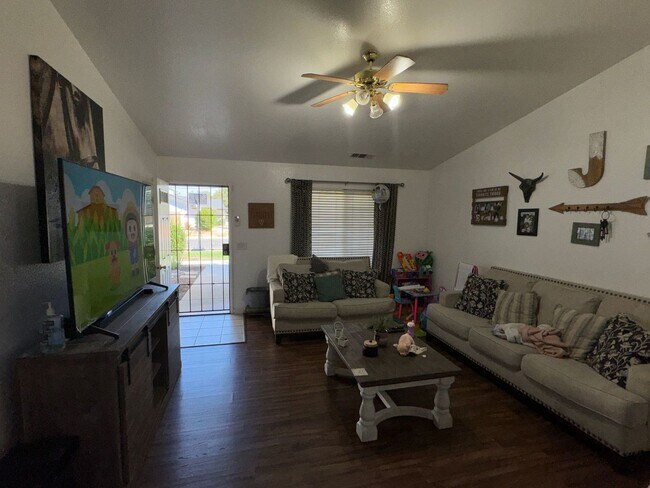 Foto del edificio - 323 W Packwood Ave