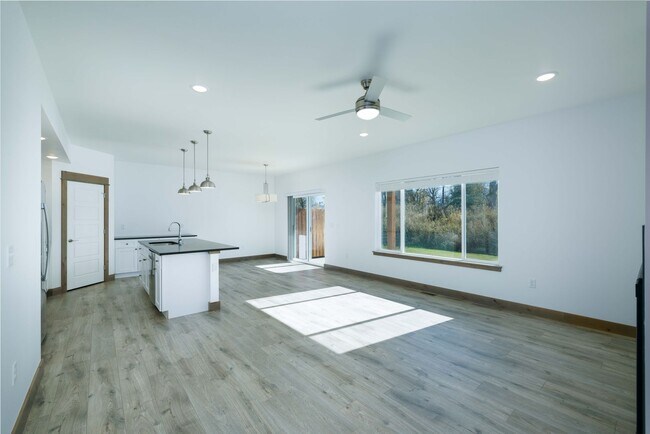 Foto del edificio - 3 Bedroom Townhome! End Unit!